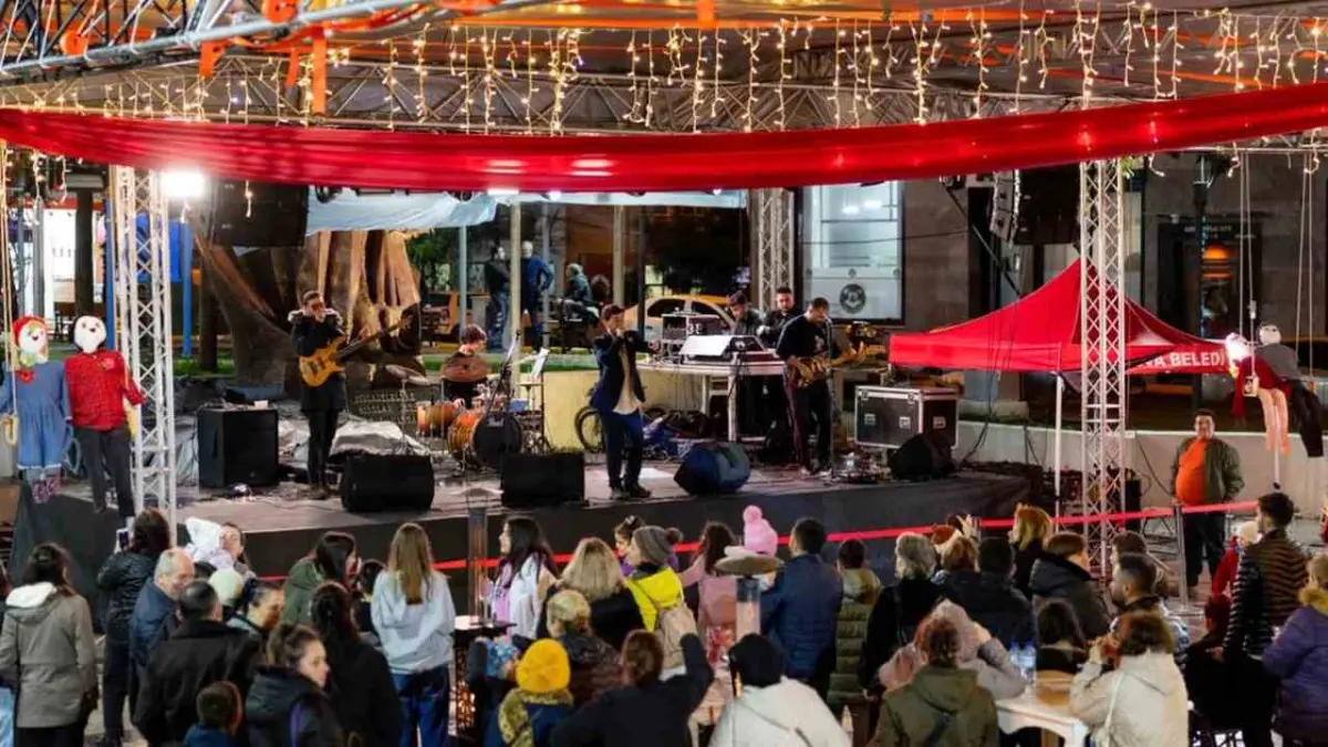 Balçova’da Sevgililer Günü coşkusu yaşandı haberinin görseli