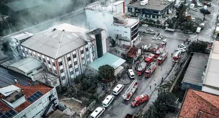 Bornova’da ayakkabı fabrikasında çıkan yangın söndürüldü