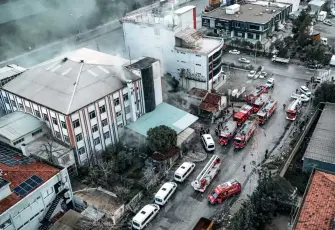 Bornova’da ayakkabı fabrikasında çıkan yangın kontrol altına alındı