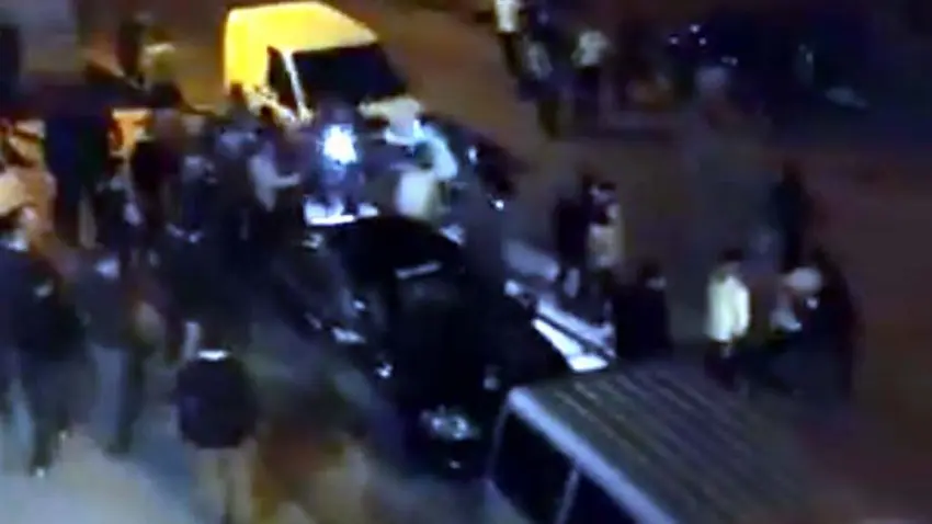 Gaziantep’te taşlı sopalı kavga: Aracıyla kalabalığın arasına daldı!