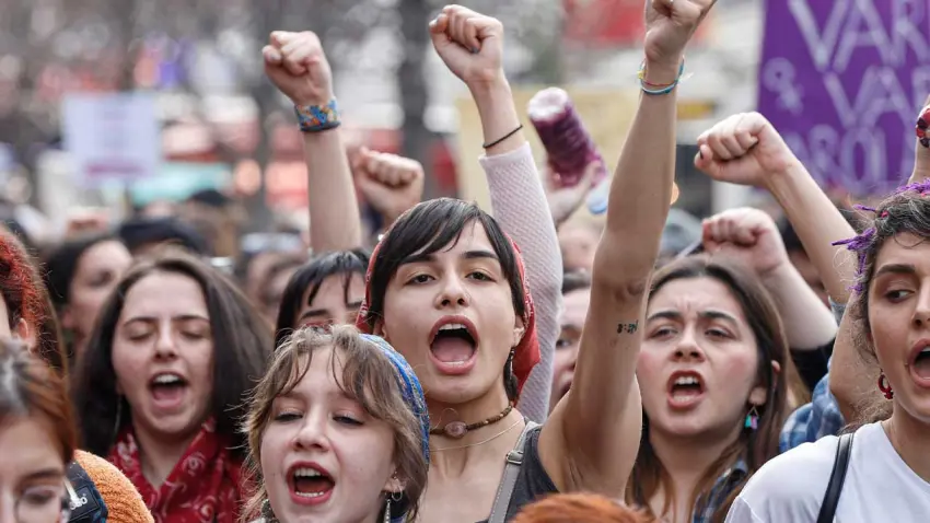 İzmir’de 8 Mart hazırlıkları başladı: Kadınlar yaşam hakkı için buluşacak  haberinin görseli