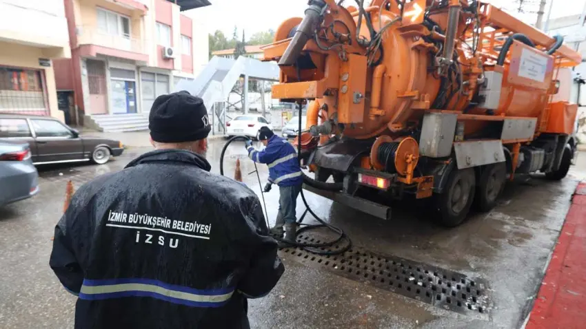 İzmir’de fırtına alarmı: Büyükşehir 1360 personelle sahaya iniyor