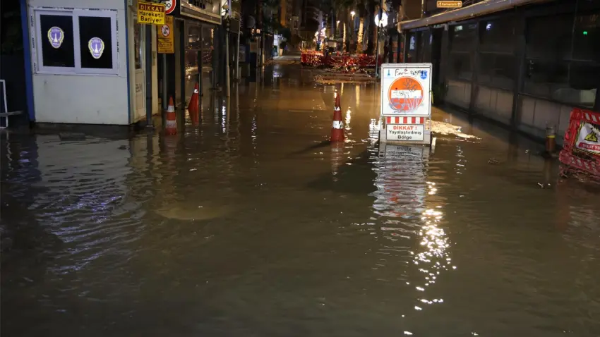 İzmir’de sağanak hayatı felç etti: Cadde ve sokaklar göle döndü