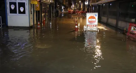 İzmir’de sağanak hayatı felç etti: Cadde ve sokaklar göle döndü