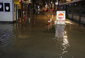 İzmir’de sağanak hayatı felç etti: Cadde ve sokaklar göle döndü