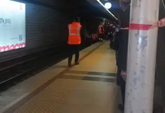 Konak metro istasyonunda intihar girişimi