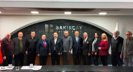 Salihli’de fırtına dehşeti: Minare külahı uçtu, 100’den fazla ağaç devrildi!