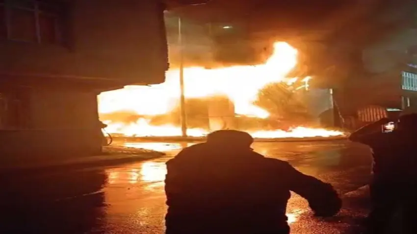 4 katlı tekstil fabrikası alev alev yandı haberinin görseli