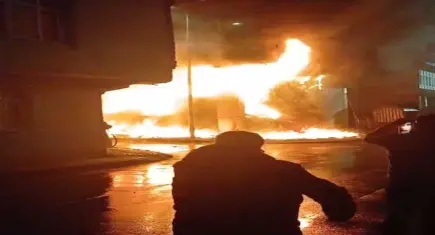 4 katlı tekstil fabrikası alev alev yandı