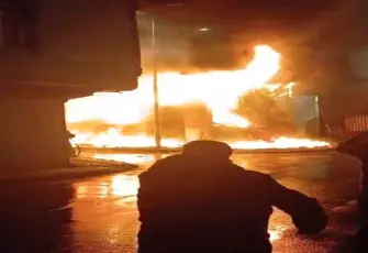 4 katlı tekstil fabrikası alev alev yandı