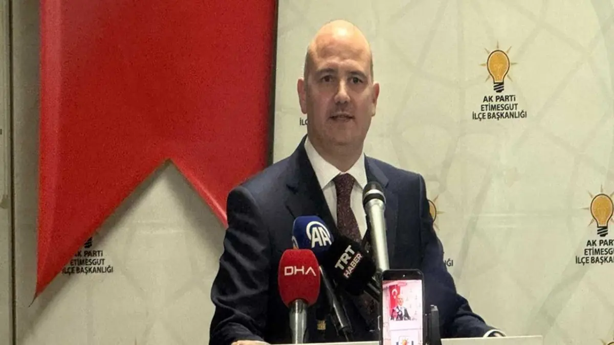  AK Parti'li İleri’den Özgür Özel’e sert tepki: Hakaret çaresizliğin belirtisidir haberinin görseli