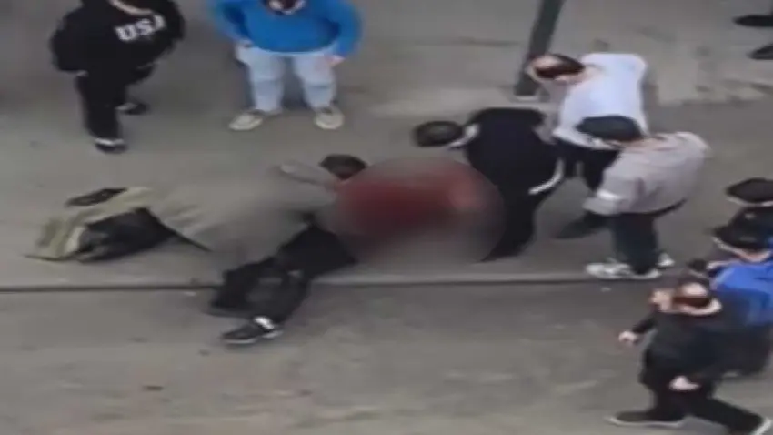  Avcılar’da araçtan indiler, birbirlerine girdiler: 1 ağır yaralı haberinin görseli