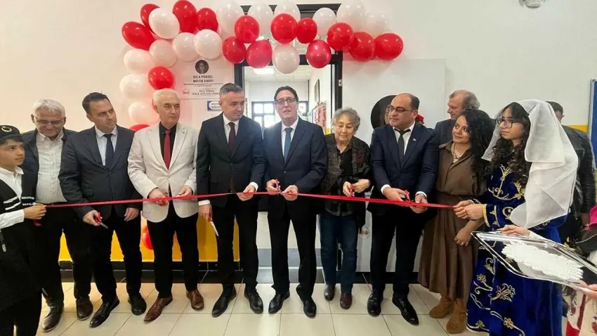 Depremde ailesini kaybeden doktor, çocuklara umut oluyor