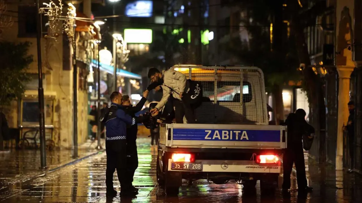İzmir'de deniz taşması mesaisi: Ekipler teyakkuzda haberinin görseli