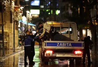 İzmir'de deniz taşması mesaisi: Ekipler teyakkuzda