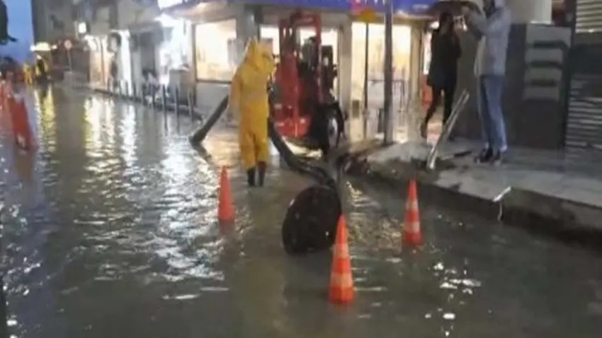 İzmir’de sağanak kabusu: Alsancak ve Anadolu Caddesi göle döndü!