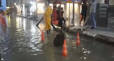 İzmir’de sağanak kabusu: Alsancak ve Anadolu Caddesi göle döndü!