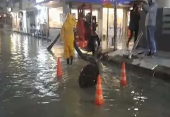 İzmir’de sağanak kabusu: Alsancak ve Anadolu Caddesi göle döndü!