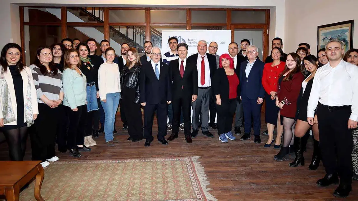İzmir YMMO Vergi Eğitim Merkezi’nin ilk mezunları sertifikalarını aldı haberinin görseli