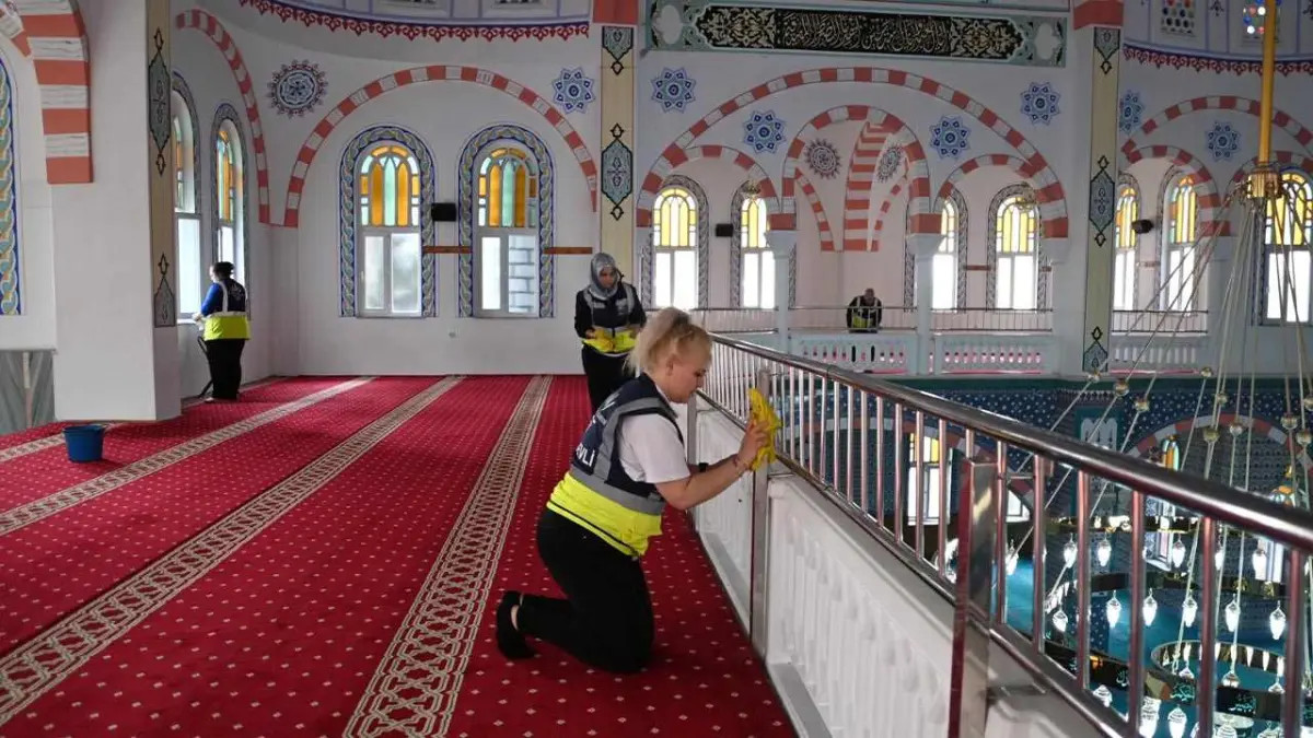 Karabağlar’da camiler Ramazan’a hazırlanıyor haberinin görseli