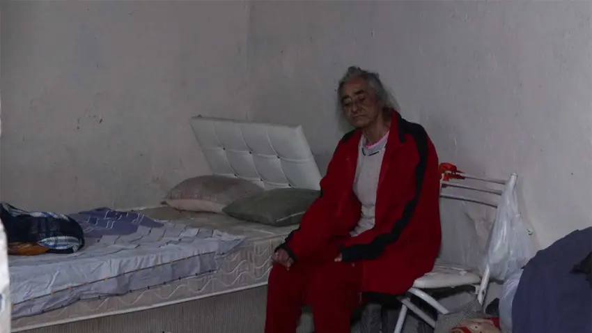 KOAH hastası 63 yaşındaki kadın tavanı çöken evde yaşam mücadelesi veriyor