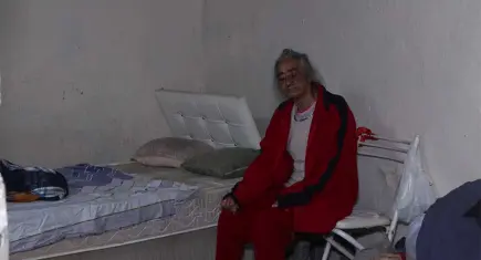 KOAH hastası 63 yaşındaki kadın tavanı çöken evde yaşam mücadelesi veriyor