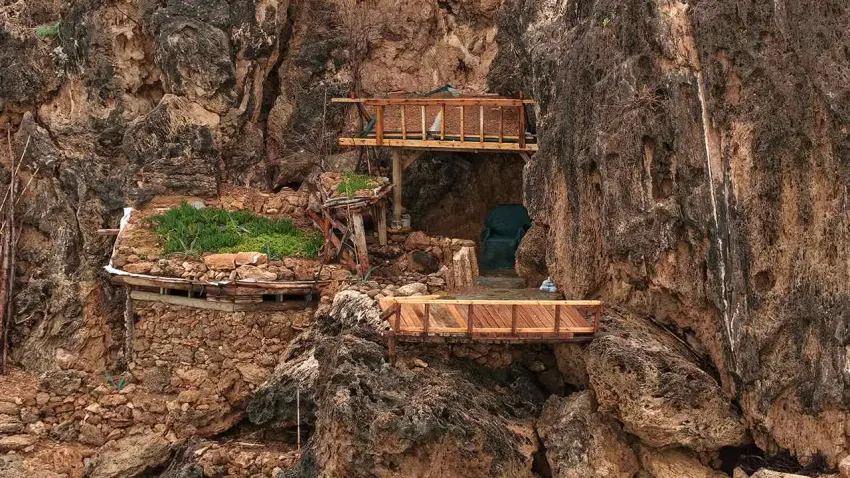 Koruma altındaki falezlerde kaçak baraka yaptılar: Beton merdiven, asansör ve güvenlik kameraları!