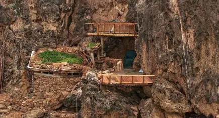 Koruma altındaki falezlerde kaçak baraka yaptılar: Beton merdiven, asansör ve güvenlik kameraları!
