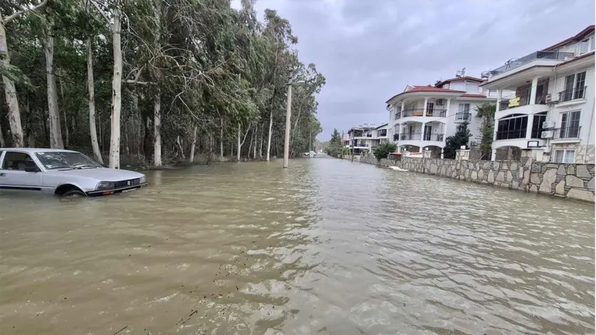 Köyceğiz Gölü taştı, ilçe sulara gömüldü: Araçlar su altında!