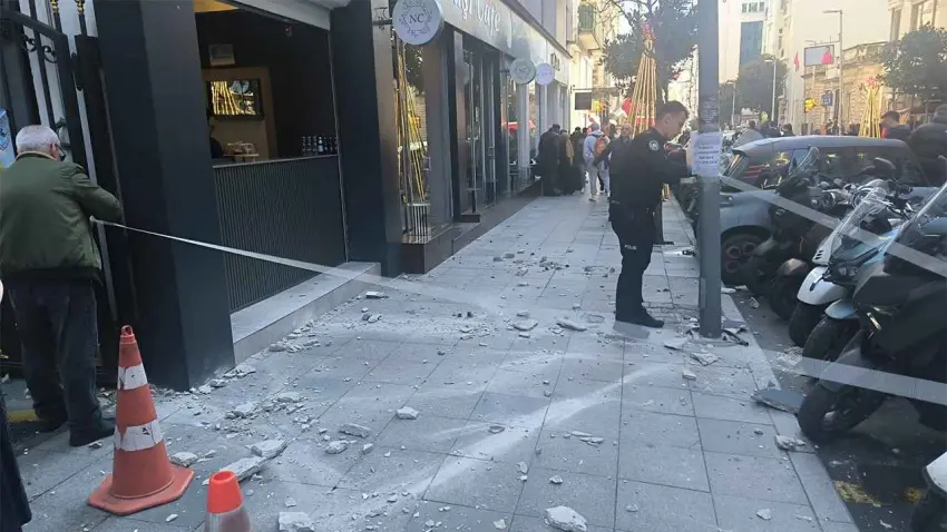 Nişantaşı’nda okul duvarında parçalar düştü: 17 yaşındaki genç yaralandı, engelli satıcı son anda kurtuldu haberinin görseli