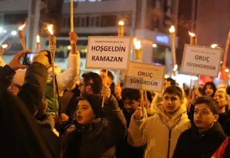 11 ayın sultanı fener alaylarıyla karşılandı