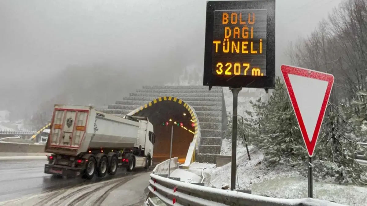 Bolu Dağı geçişinde kar yağışı başladı: Ekipler teyakkuzda haberinin görseli