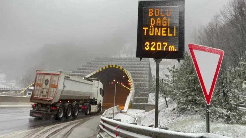 Bolu Dağı geçişinde kar yağışı başladı: Ekipler teyakkuzda haberinin görseli