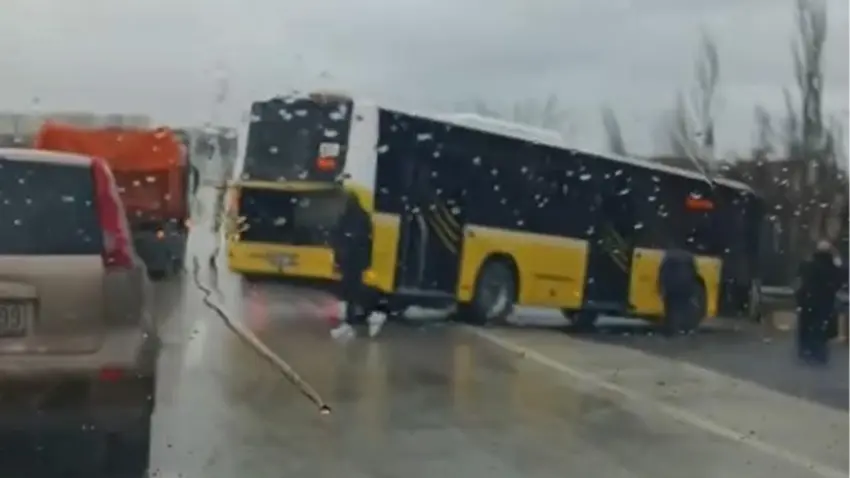 Büyükçekmece'de kaza: İETT otobüsü bariyere çarptı haberinin görseli