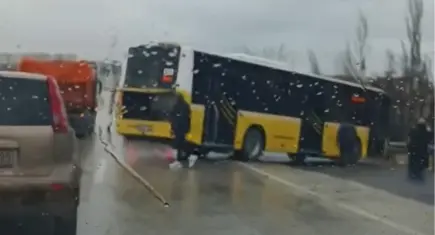 Büyükçekmece'de kaza: İETT otobüsü bariyere çarptı