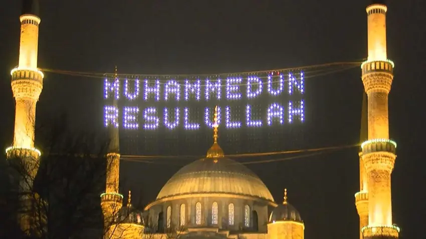 İstanbul'da ilk teravih namazı kılındı; mahyalar yakıldı haberinin görseli