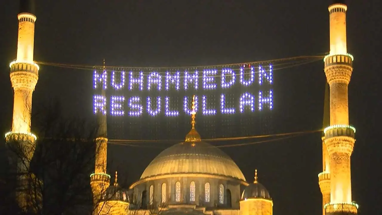 İstanbul'da ilk teravih namazı kılındı; mahyalar yakıldı