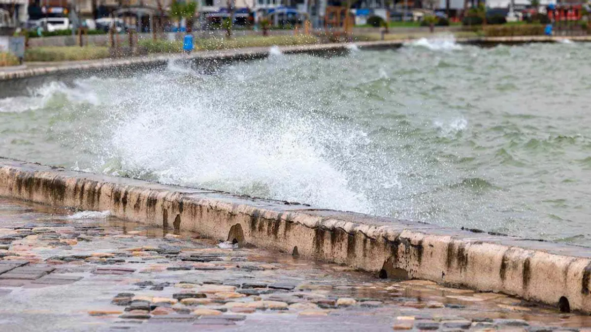 İzmir’de deniz seviyesi 85 santimetreye yükseldi haberinin görseli