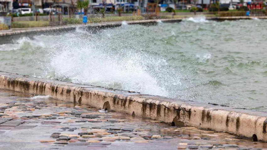 İzmir’de deniz seviyesi 85 santimetreye yükseldi