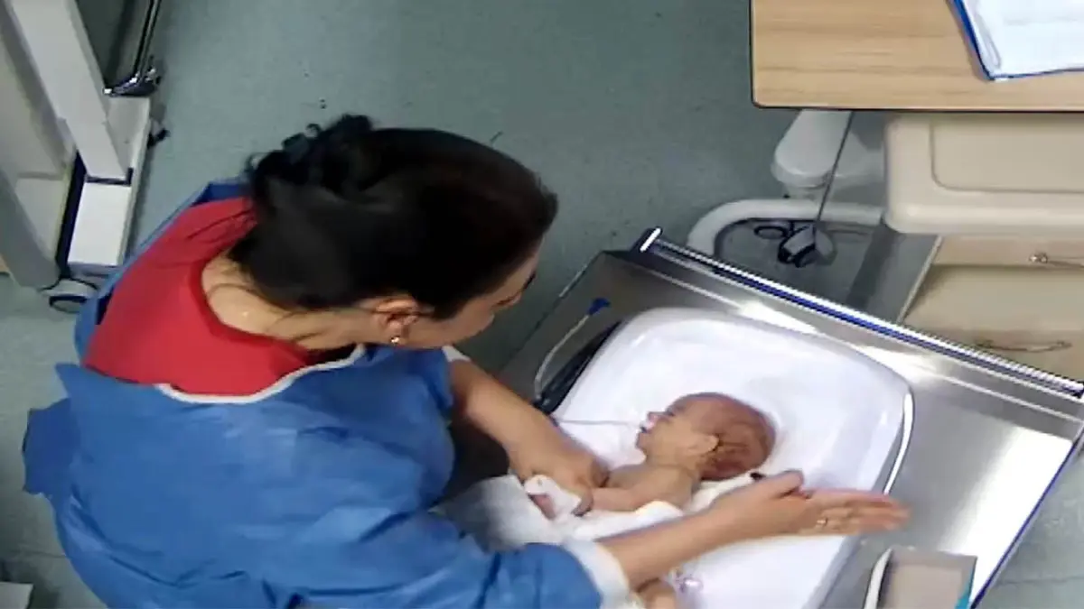 5 günlük bebeği engelli bırakan hemşireden ‘refleks’ savunması haberinin görseli