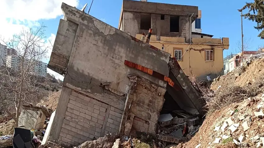 Adıyaman'da 2 katlı bina çöktü haberinin görseli