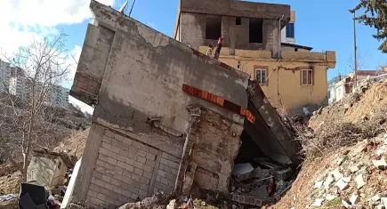 Adıyaman'da 2 katlı bina çöktü