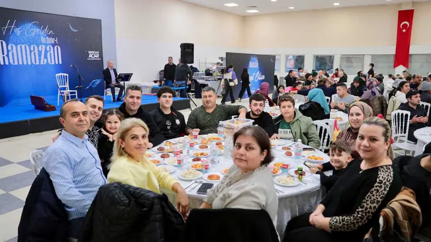 Aliağa’da binlerce vatandaş aynı sofrada haberinin görseli