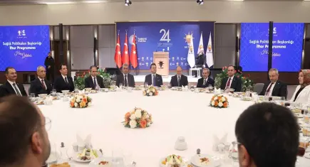 Bakan Memişoğlu, sağlık çalışanlarıyla iftar yaptı