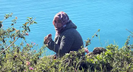 Bakımevindeki otizmli oğlunun başka şehre nakledilmesini istemeyen anne falezlere çıktı