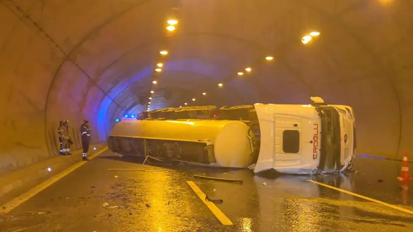 Çatalca'da antifriz taşıyan tanker devrildi, trafik kilitlendi