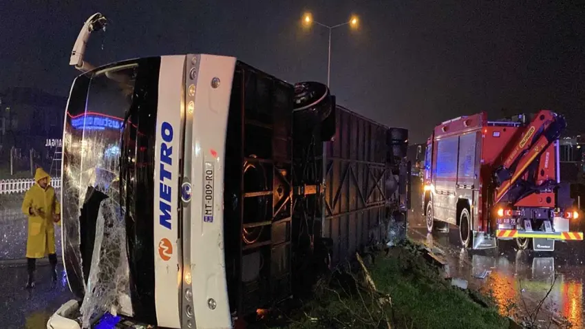 Gece yarısı dehşeti: Devrilen otobüste can pazarı haberinin görseli