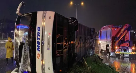 Gece yarısı dehşeti: Devrilen otobüste can pazarı