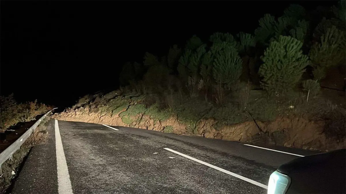 İstanbul- İzmir Otoyolunda toprak kayması: İki yönlü ulaşım kapatıldı  haberinin görseli