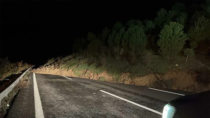 İstanbul- İzmir Otoyolunda toprak kayması: İki yönlü ulaşım kapatıldı  haberinin görseli